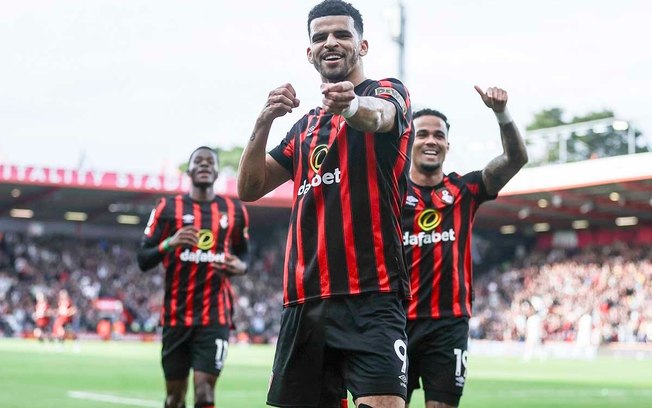 Solanke comemora o golaço que marcou para o Bournemouth. Mas, no fim, 2 a 2