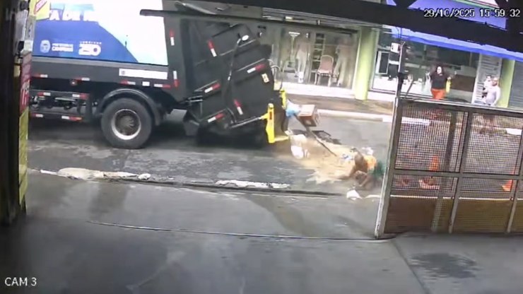 Cratera se abre e gari é arremessado do caminhão de lixo