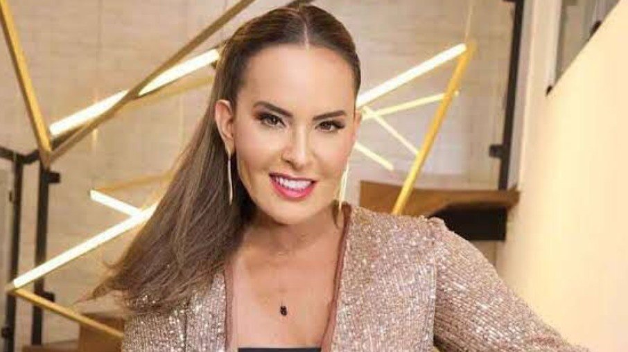 Paulinha Leão, conhecida como a nova Hebe Camargo da televisão brasileira