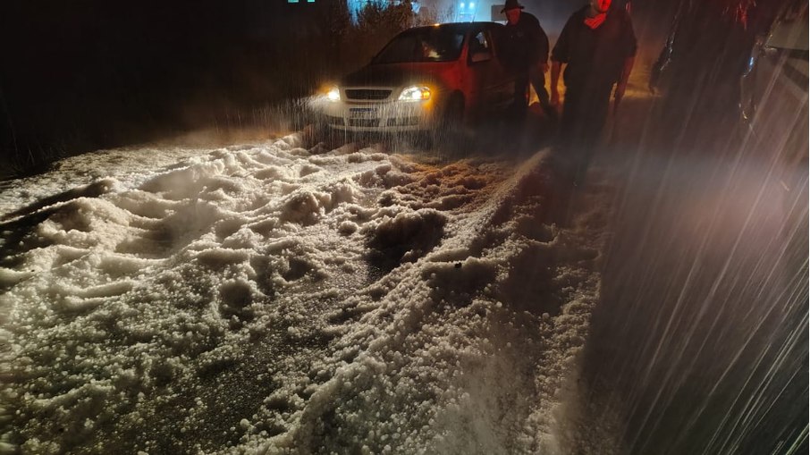 Carro atola no gelo acumulado em rodovia após queda de granizo no RS Carro atola no gelo acumulado em rodovia após queda de granizo no RS