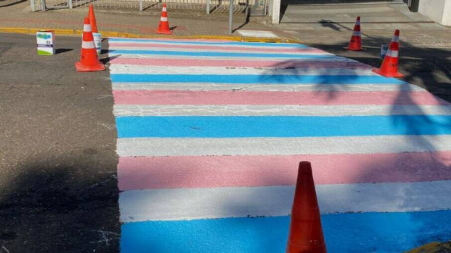 Faixa de pedestre com cores da bandeira do orgulho trans em Canoas