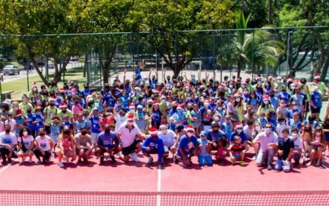 Com presença de Thomaz Koch, festade Natal do Tênis na Lagoa presenteia 160 crianças