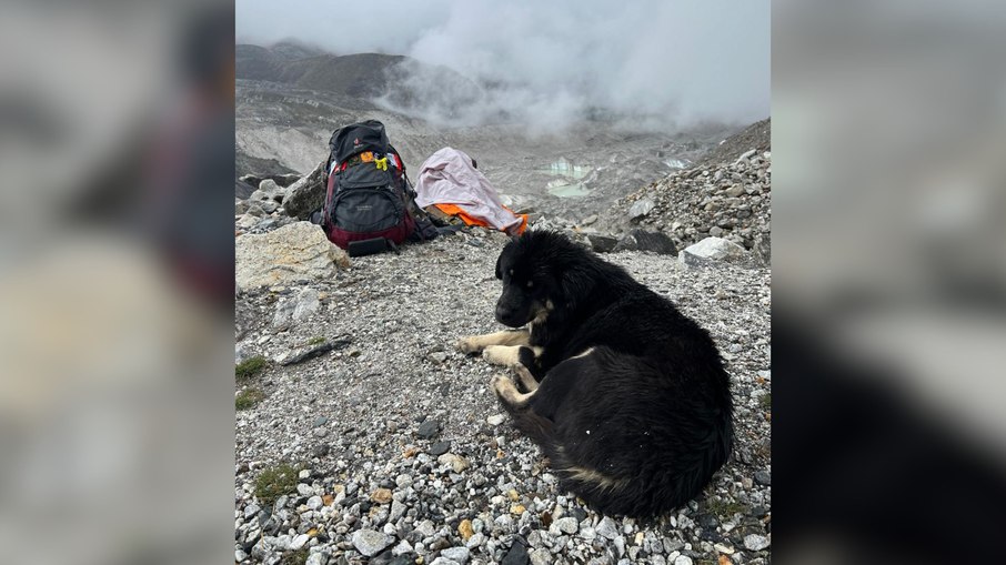 Luna no acampamento-base do monte Everest