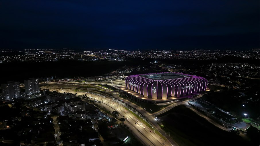 Arena MRV iluminada reforça o jogo da Sólides no território do futebol
