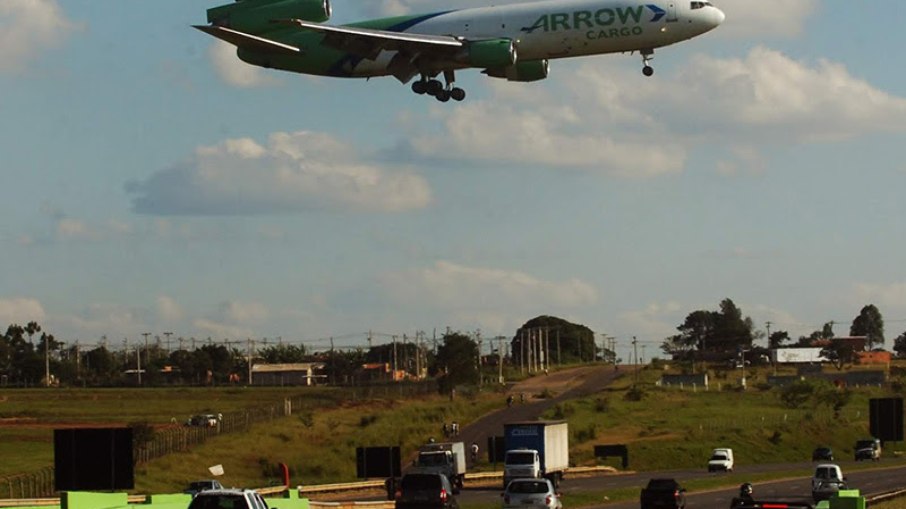 Avião prestes a pousar no Aeroporto Internacional de Viracopos