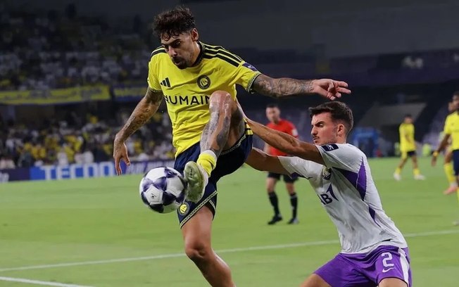 Cristiano Ronaldo tenta escapar de um defensor do Al Ain 