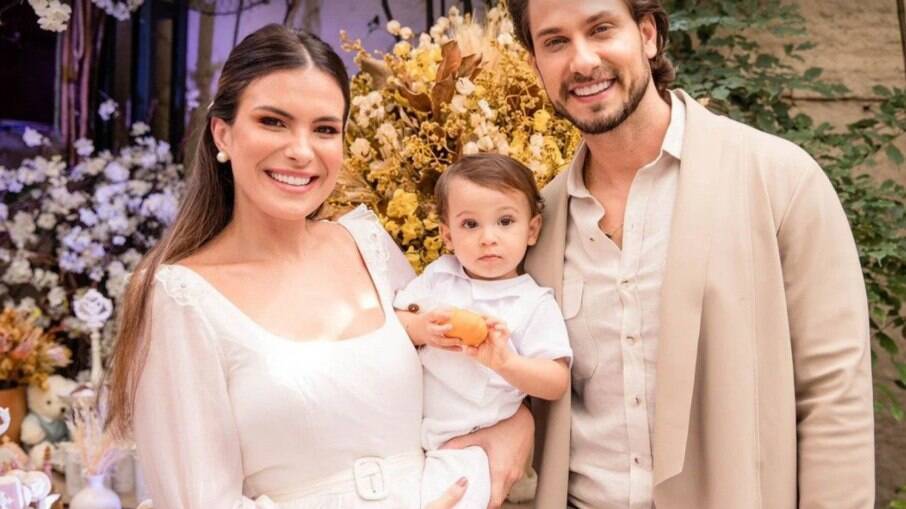 Eliéser e Kamilla Salgado com o filho Bento