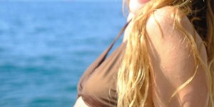 Carolina Dieckmmann exibe curvas após férias na Bahia: "Brisa"