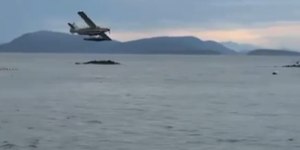 Hidroavião pega fogo com 11 pessoas a bordo; veja o vídeo