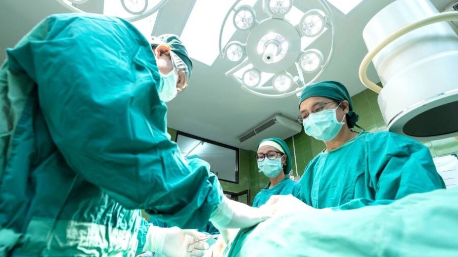 Na Itália, jovem passa por cirurgia para retirar tumor de 70 quilos