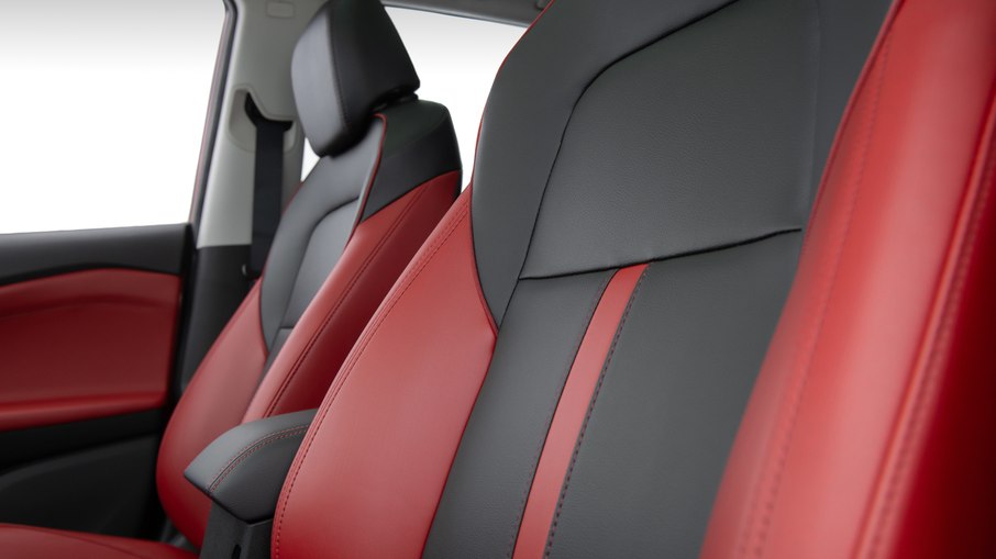 Bancos dianteiros do Chevrolet Tracker RS reforçam a proposta esportiva com acabamento em preto e vermelho