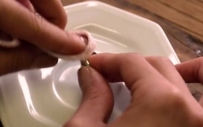 Use a pasta de dente para limpar seus anéis de prata