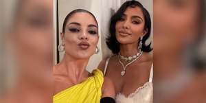 Gkay tieta Kim Kardashian durante evento de moda em Paris