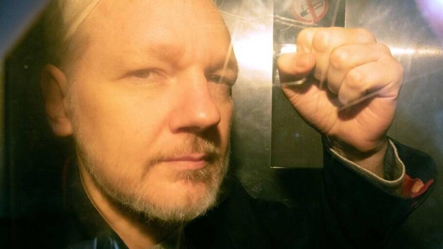 Julian Assange, chegando ao tribunal para uma audiência em maio de 2019