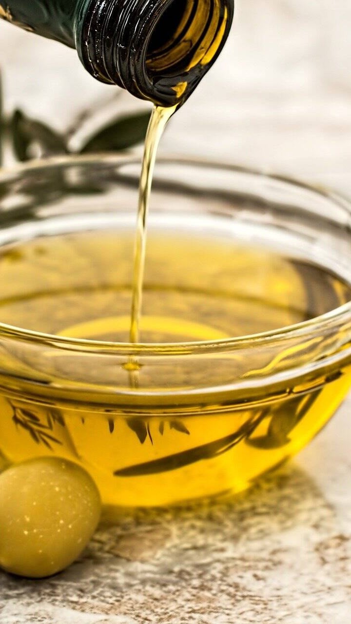 Лавровый лист оливковое масло. Оливковое масло и мед. Соль и оливковое масло. Масло на основе оливкового масла. Оливковое масло льют.