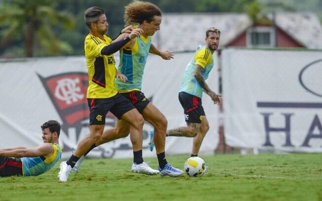 David Luiz treina com o grupo, e dupla se aproxima de estreia pelo Flamengo na temporada