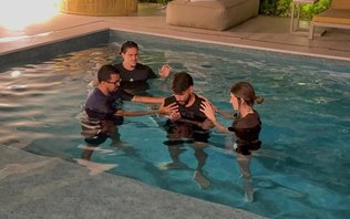 Com presença de Pedro, do Flamengo, Paquetá é batizado em piscina