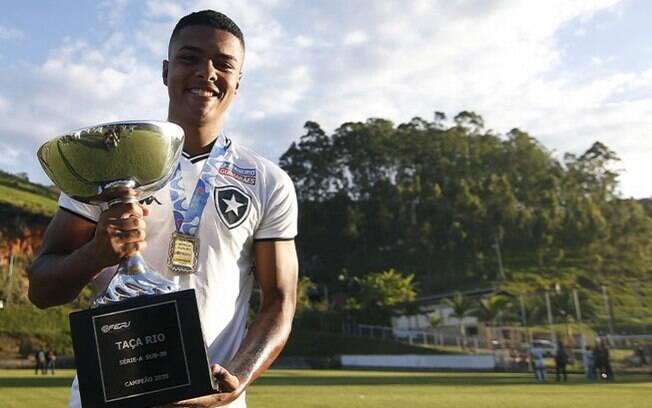 Autor do terceiro gol do Botafogo, Reydson valorizou o trabalho do grupo: ‘A equipe foi muito bem’