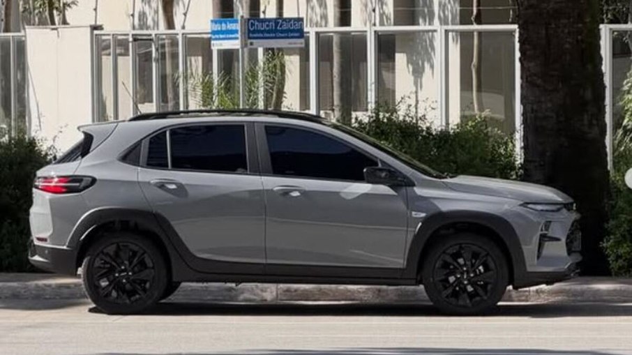 Novo Chevrolet Sonic aparece sem camuflagem em flagra e antecipa o visual do SUV cupê nacional.