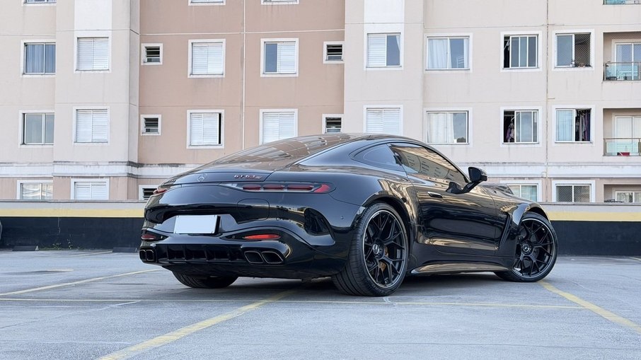 Traseira do AMG GT 63 S E Performance destaca a carroceria cupê e o conjunto aerodinâmico ativo