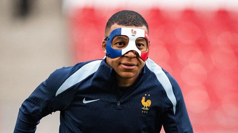 Mbappé usa máscara exclusiva em treinamento