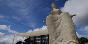 #BolsonaroFree vs #BolsonaroPreso: usuários se dividem nas redes