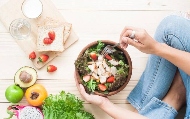 Durante a dieta sem açúcar e carboidrato vale apostar em saladas com proteínas - combinação que traz saciedade