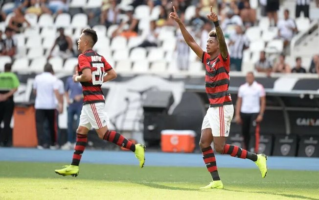 Bruno Henrique comemorando gol contra o Botafogo