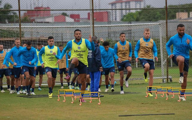 Elenco do Grêmio durante treinamento em São Paulo, sua primeira sede provisória