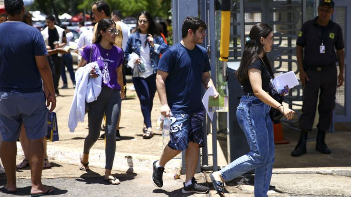 Estudantes chegando ao local de prova