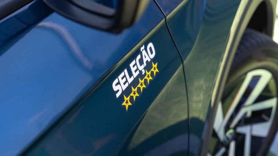 Adesivo lateral com cinco estrelas e o nome Seleção marca a identidade visual da nova série especial. Adesivo lateral com cinco estrelas e o nome Seleção marca a identidade visual da nova série especial.