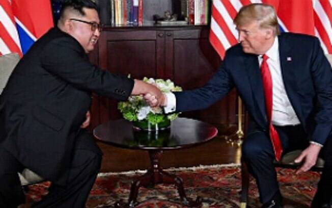 Donald Trump e Kim Jong-un se encontraram nesta terça-feira e estabeleceram um acordo de paz entre os dois países