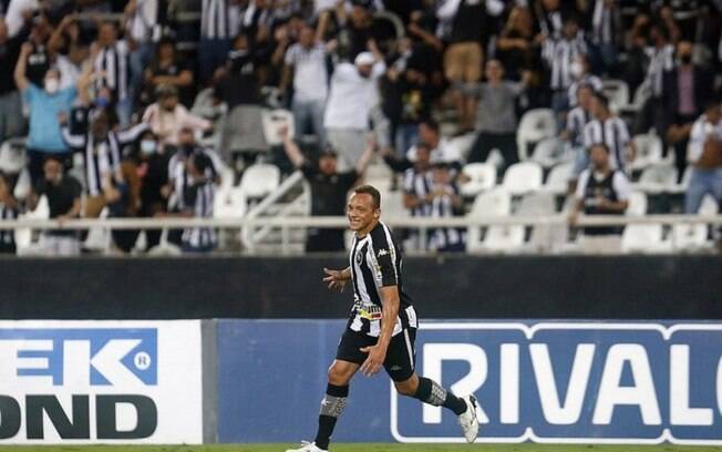 Carlinhos tem acerto para jogar o Carioca de 2022 pelo Botafogo