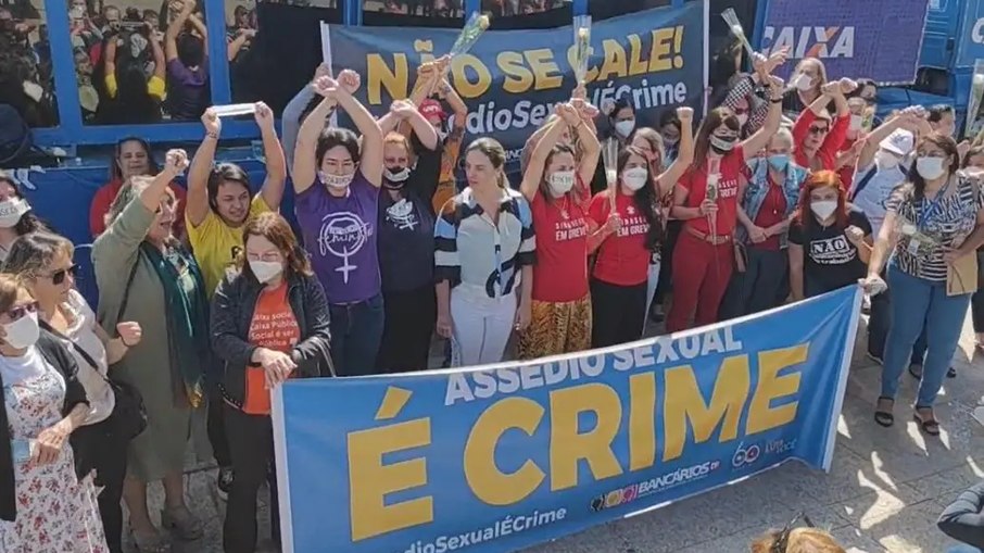 Funcionárias da Caixa protestaram contra a direção do banco na tarde de quarta-feira (29), em frente à sede da instituição, em Brasília