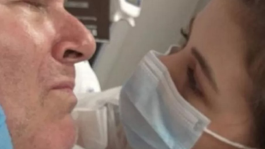 Mingau dá beijo no rosto da filha três meses após ser baleado