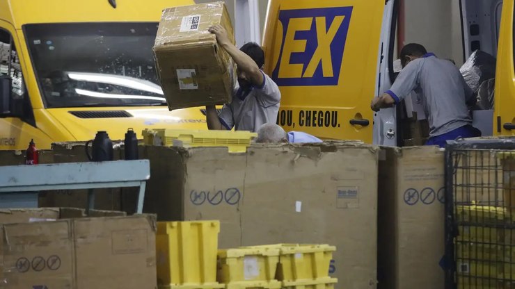Crise%3A%20como%20ficar%C3%A3o%20as%20entregas%20e%20plano%20de%20celular%20dos%20Correios%3F