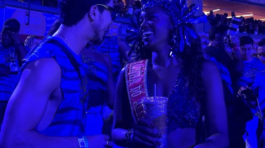 IZA assumiu o romance com o ator João Vitor Silva nesta segunda-feira (16) de Carnaval em um dos camarotes da Sapucaí