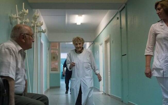 Médica russa Alla Ilynichna Levushkina é considerada a mais velha cirurgiã em atividade no planeta