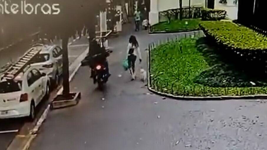 Mulher e cachorro são arrastados por moto de ladrões após assalto