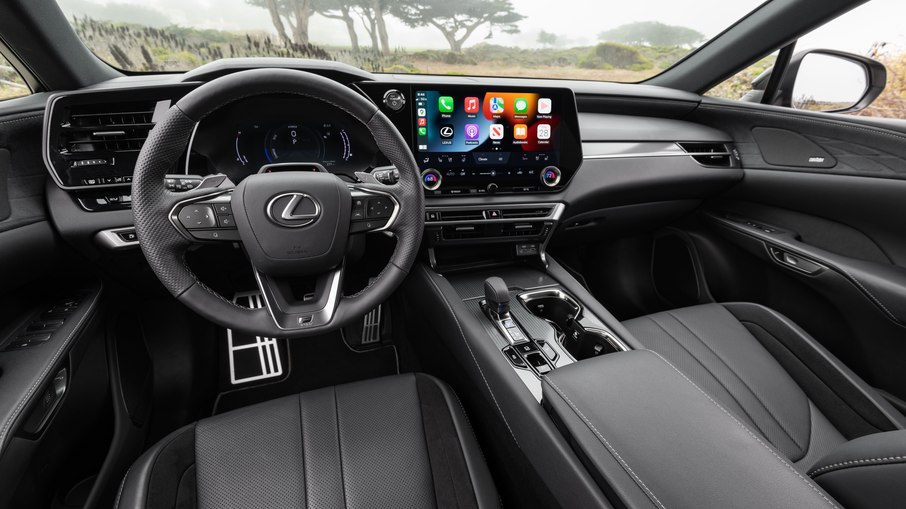 Interior é sofisticado como é padrão em todos os Lexus, mas a central multimídia de 14 polegadas se destaca