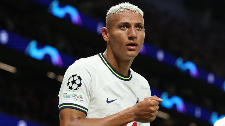 Richarlison sofre lesão e deixa jogo do Tottenham aos quatro