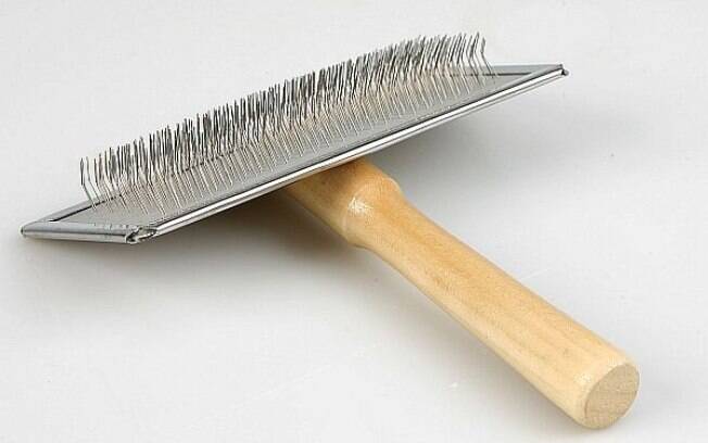 A rasqueadeira é um tipo de escova que pode ser usada para escovar todos os tipos de pelo. 
