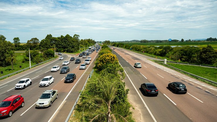 Feriado terá fluxo intenso em direção à serra e ao litoral no RS