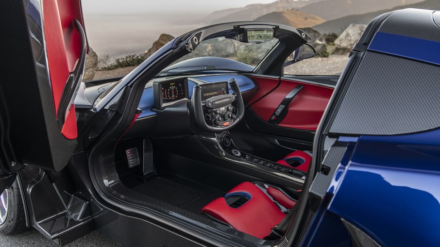 Interior do Hennessey Venom F5 com acabamento em fibra de carbono e portas estilo asa de gaivota.