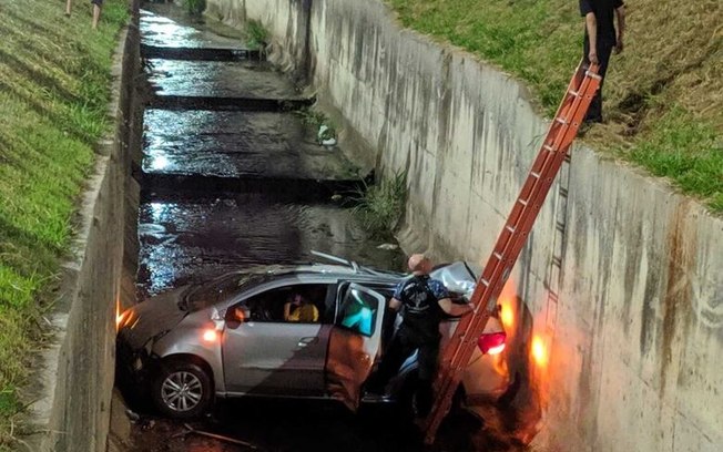 Carro caí em córrego na região da USP Carro caí em córrego na região da USP