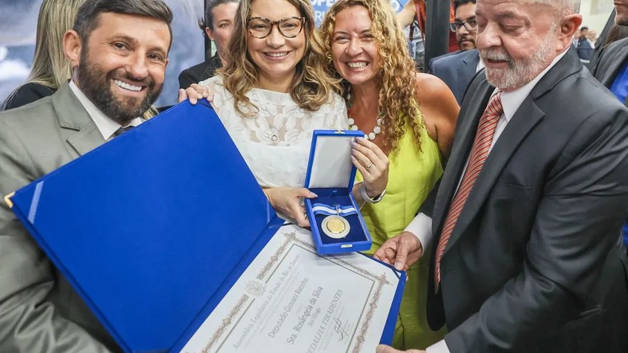 Janja ganha Medalha Tiradentes na Alerj