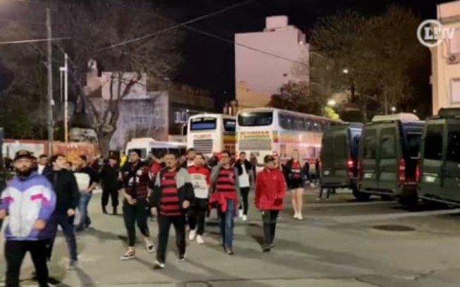 VÍDEO: torcida do Flamengo chega em bom número para semi da Libertadores contra o Vélez