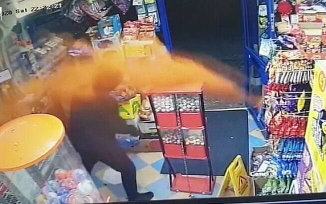Lojista jogou pimenta em assaltante para se defender de roubo, em Birmingham, na Inglaterra Lojista jogou pimenta em assaltante para se defender de roubo, em Birmingham, na Inglaterra