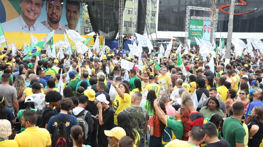 O presidente Jair Bolsonaro faz comício de campanha para presidência junto ao Governador do Rio de Janeiro Claudio Castro e o ex-prefeito de Caxias Washington Reis em Duque de Caxias (14/10/2022)