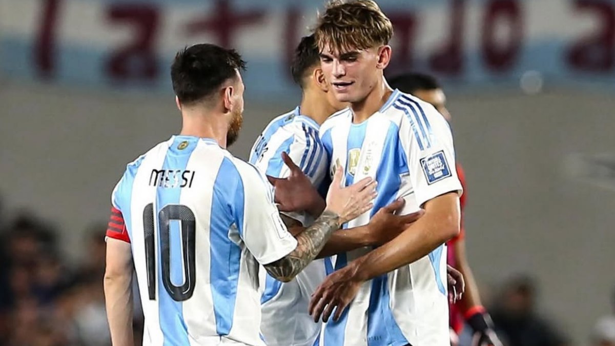 Nico Paz e Lionel Messi em jogo pela Argentina